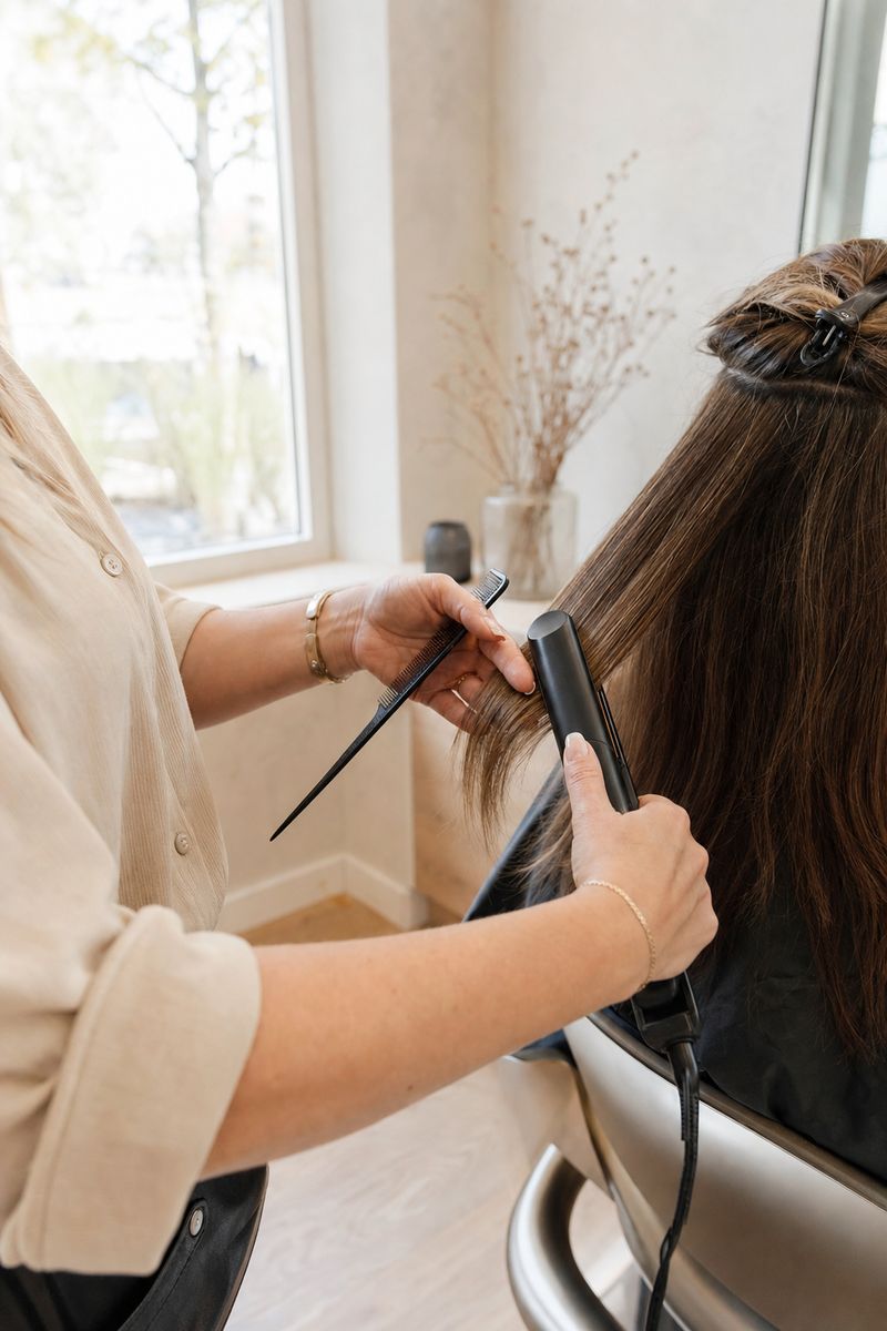Helles Stimmungsbild: Hände stecken eine Haarsträhne zu einer Hochsteckfrisur fest, kein Gesicht sichtbar